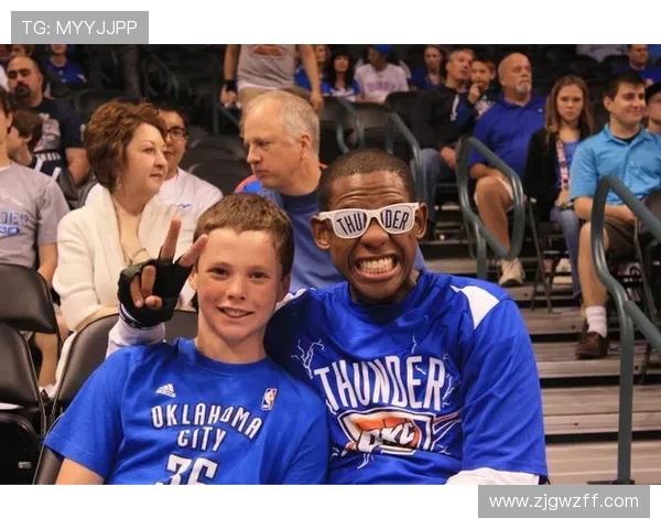 IanBegley报道尼克斯开放两小时邀球迷与NBA杯奖杯合影