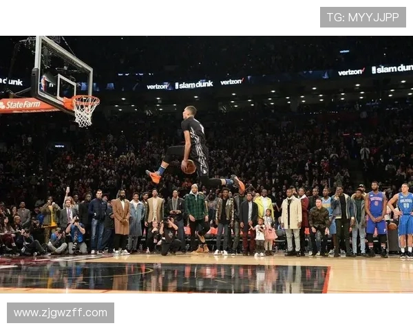 FIBA赛场隔人暴扣定格瞬间这记扣篮震撼力能打几分引爆全场